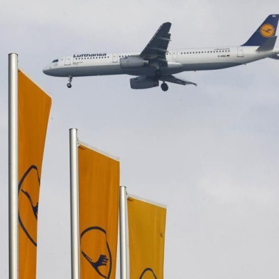 An airplane of German air carrier Lufthansa lands at the airline's main hub, the Fraport airport in Frankfurt, March 14 2013. REUTERS/Kai Pfaffenbach