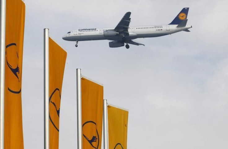 An airplane of German air carrier Lufthansa lands at the airline's main hub, the Fraport airport in Frankfurt, March 14 2013. REUTERS/Kai Pfaffenbach