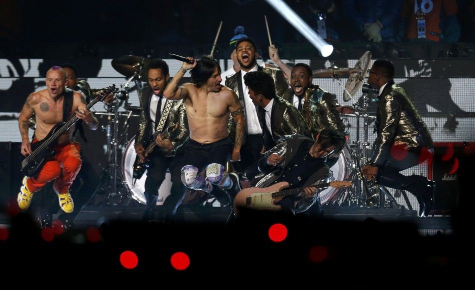 Bruno Mars Center, R performs with The Red Hot Chili Peppers during the halftime show of the NFL Super Bowl XLVIII football game between the Denver Broncos and the Seattle Seahawks in East Rutherford, New Jersey, February 2, 2014.    REUTERSCarlo Alleg