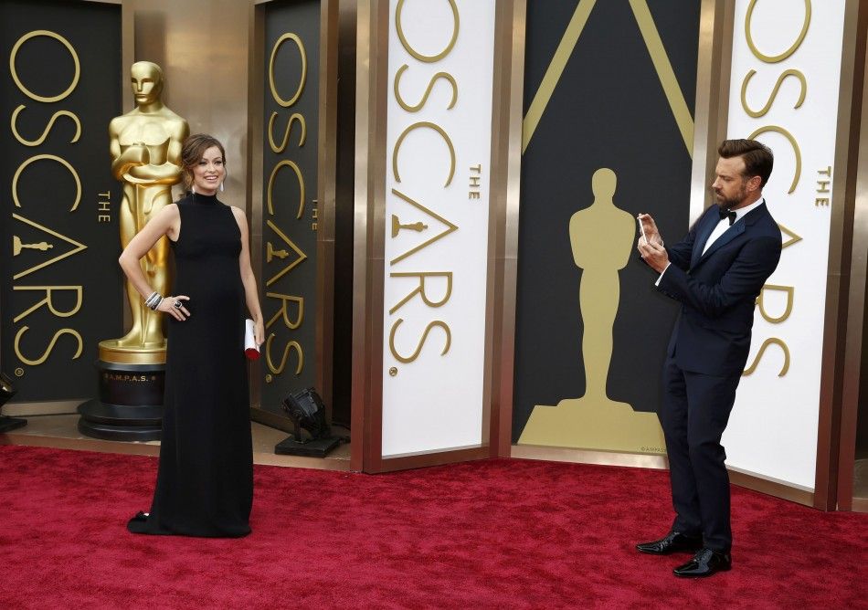 2014 Oscars Red Carpet Pregnant Olivia Wilde and fiance Jason Sudeikis
