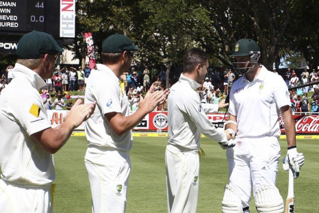 Michael Clarke shaking hands with Graeme Smith