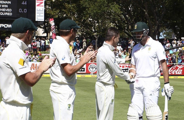 Michael Clarke shaking hands with Graeme Smith