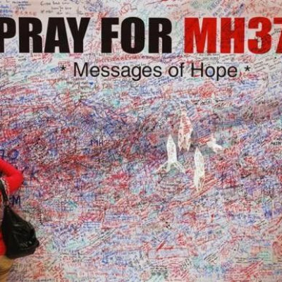 A woman who was flying in another flight has claimed that she saw the missing Malaysian Airlines plane MH370 sinking near Andaman Islands