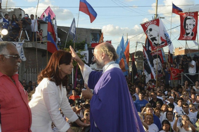 Catholic Priest Lorenzo de Vedia (C) blesses Argentina&#039;s President Cristina Fernandez de Kirchner during a mass in honour of Venezuela&#039;s late President Hugo Chavez on the first anniversary of his death, in Buenos Aires March 5, 2014.   REUTERS/A