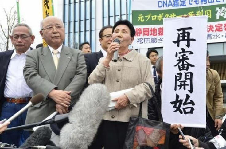 Hideko Hakamada (C), sister of death-row inmate Iwao Hakamada, speaks with supporters in front of Shizuoka District Court in Shizuoka, central Japan March 27, 2014 (Reuters)