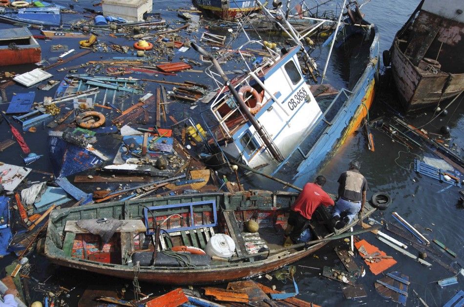 Fishermen try to salvage their boats in the aftermath of an earthquake and tsunami that hit the northern port of Iquique, April 2, 2014. The earthquake, with a magnitude of 8.2, struck off the coast of northern Chile near the copper exporting port of Iqui