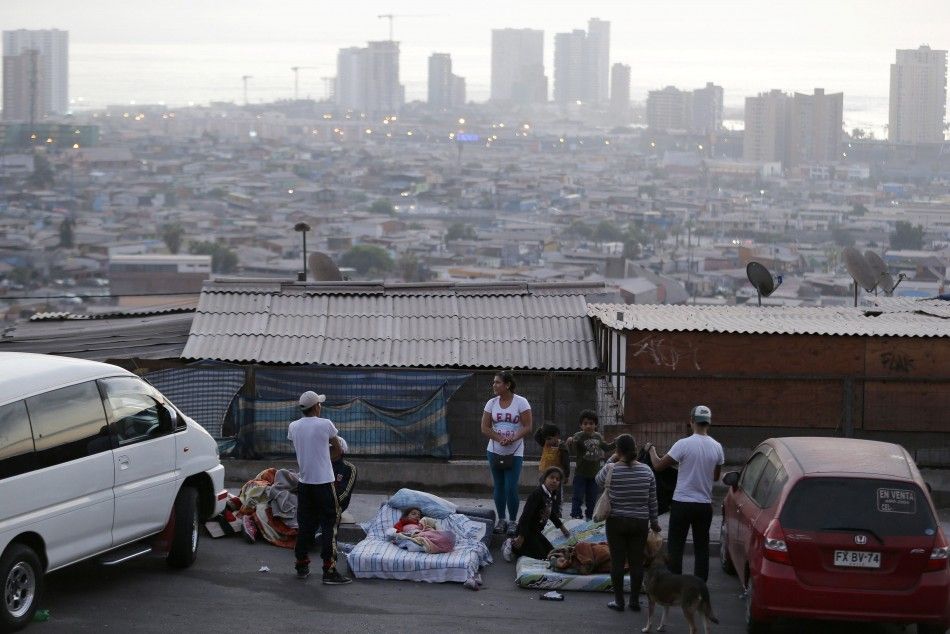 Residents prepare to sleep on a street after an earthquake and tsunami hit the northern port of Iquique April 2, 2014.  Chilean authorities on Wednesday were assessing the damage from a massive earthquake that struck off the northern coast, causing a smal