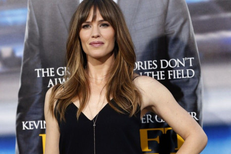 Jennifer Garner poses at the premiere of "Draft Day" in Los Angeles