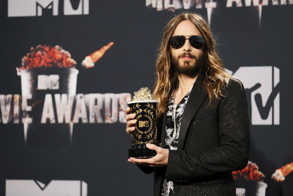 Jared Leto poses backstage with the award for Best Onscreen Transformation for quotDallas Buyers Clubquot at the 2014 MTV Movie Awards in Los Angeles