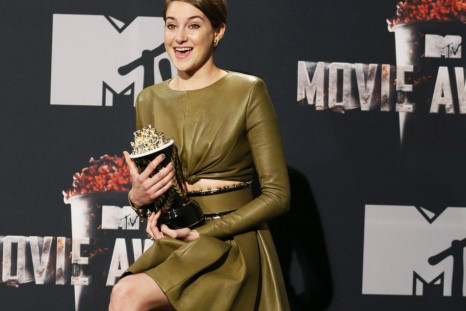 Shailene Woodley Poses Backstage with Her Favorite Character Award at the 2014 MTV Movie Awards in Los Angeles