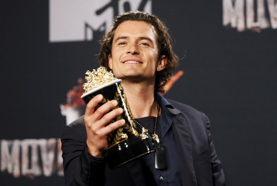 Orlando Bloom poses backstage with his award for Best Fight for quotThe Hobbit The Desolation of Smaugquot during the 2014 MTV Movie Awards in Los Angeles