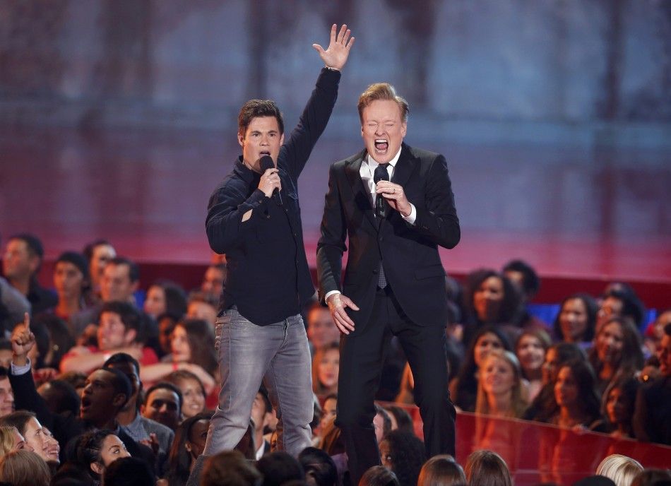 Conan OBrien performs a song with Adam DeVine at the 2014 MTV Movie Awards in Los Angeles