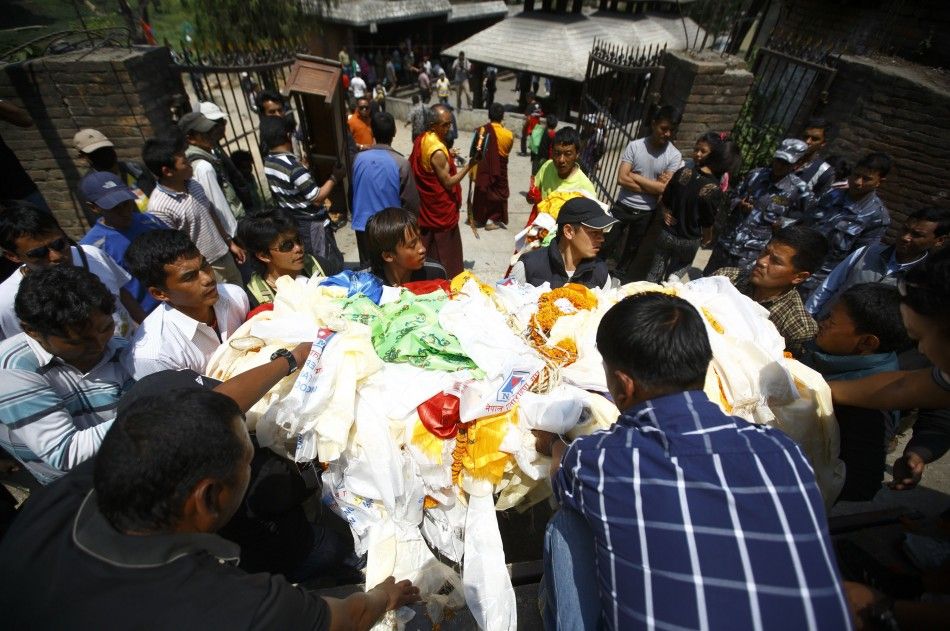 Relatives carry the body of a Nepali Sherpa climber during a cremation ceremony in Kathmandu April 21, 2014. Nepals Sherpas have demanded compensation of 10,000 for the families of 16 colleagues dead or missing in an avalanche on Mount Everest and doubl