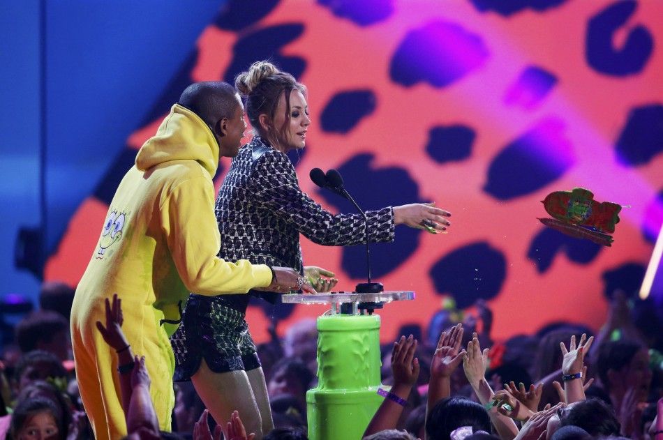 Kaley Cuoco and Pharrell Williams present the award for favorite female singer at the 27th Annual Kids Choice Awards in Los Angeles, California March 29, 2014.  REUTERSMario Anzouni  