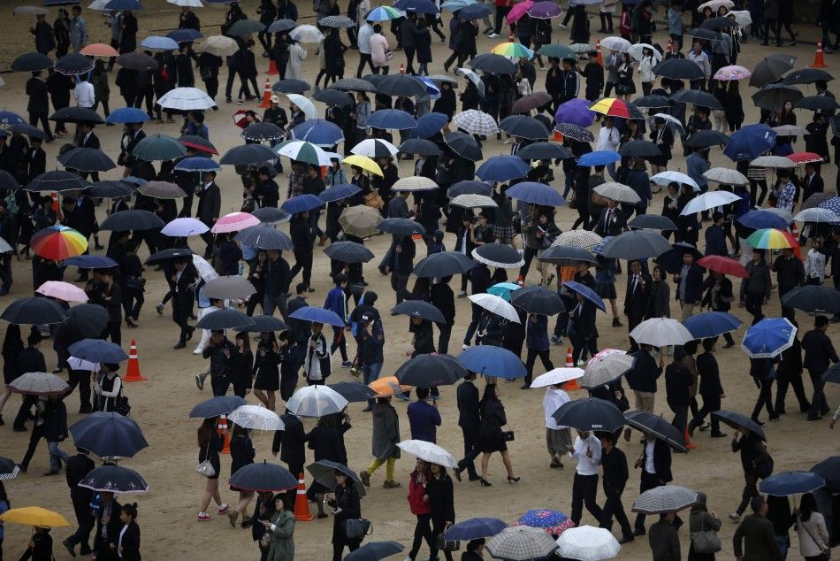 Mourners line up to pay tribute to victims of the sunken passenger ship Sewol, near a temporary group memorial altar for the victims in Ansan April 27, 2014. South Korean Prime Minister Chung Hong-won announced his resignation on Sunday over the governmen