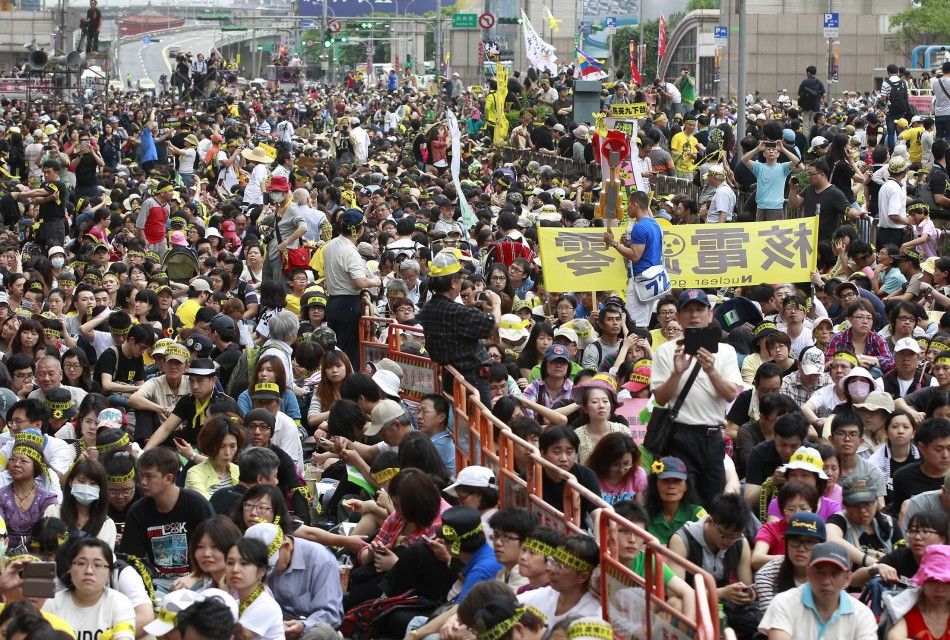 Activists take part in an anti-nuclear sit-in in front of the Taipei Railway station in Taipei April 27, 2014. Thousands of activists demand the government to stop the construction of the controversial fourth nuclear power plant in New Taipei City, accord