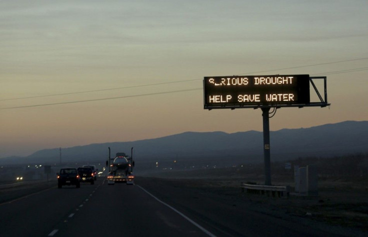 A sign advising motorists of a drought is seen along Interstate 5 near Canuta Creek, California in this February 14, 2014 file photo. REUTERS/Robert Galbraith/Files
