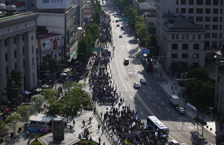 South Korean workers march in memory of the victims of sunken ferry Sewol during a May Day rally in central Seoul May 1, 2014. The Sewol ferry sank on a routine trip south from the port of Incheon to the traditional holiday island of Jeju on April 16. Mor