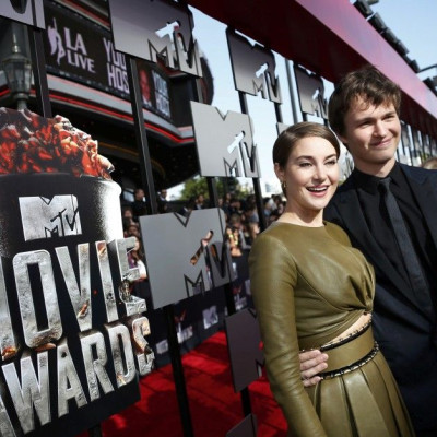 Actress Shailene Woodley and Ansel Elgort pose together as they arrive at the 2014 MTV Movie Awards in Los Angeles, California  April 13, 2014.  REUTERS/Lucy Nicholson 