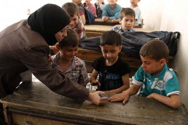 An activist health worker marks a child who has been given a polio vaccination in Aleppo May 4, 2014. REUTERS/Hosam Katan