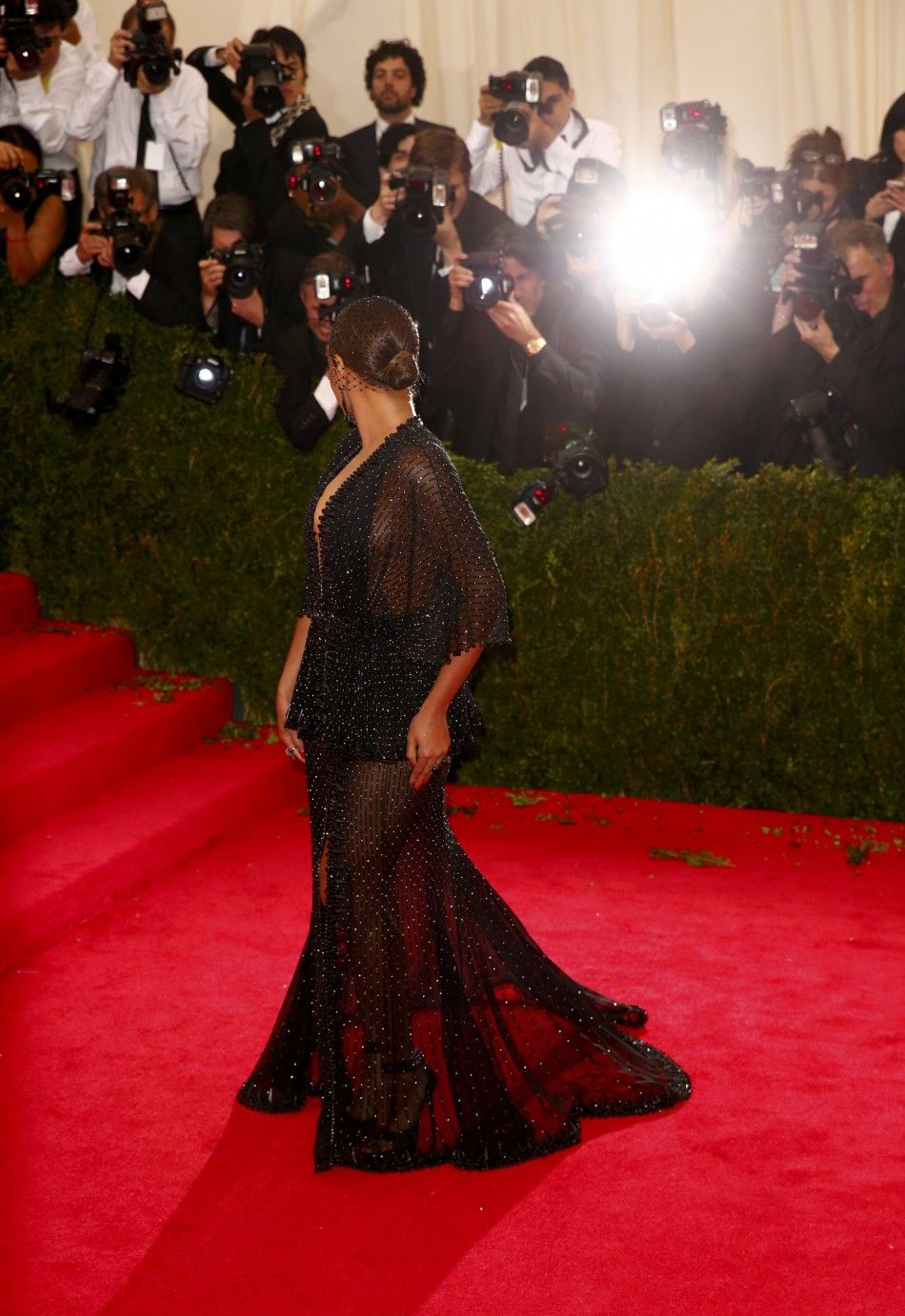 MET Gala 2014: Beyonce Looks Stunning and Gets Proposed to by Someone ...