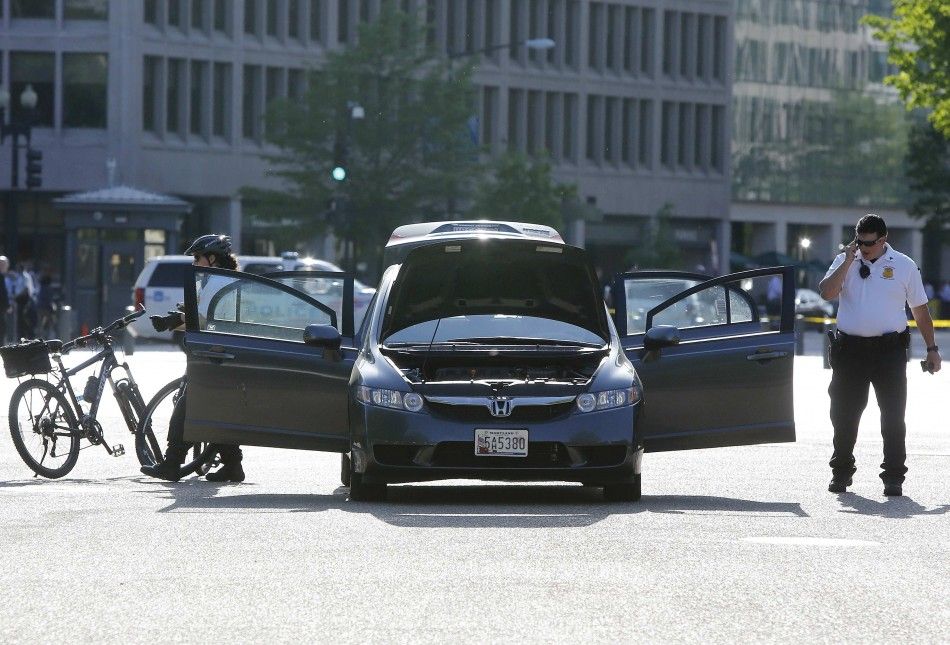Members of the Uniformed Division of the Secret Service investigate an unauthorized vehicle outside the White House gates in Washington May 6, 2014. REUTERSJonathan Ernst