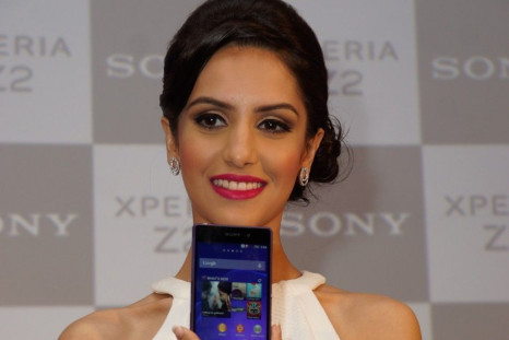 Miss India World 2014, Koyal Rana posing with Sony Xperia Z2 and SmartBand