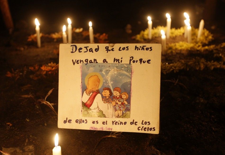 A card, left in memory of the children who died in a burning bus, is seen at the site of the accident in Fundacion, northern Colombia, May 19, 2014. Thirty-one children and one adult were killed in Colombia on Sunday when fuel exploded on a broken-down bu
