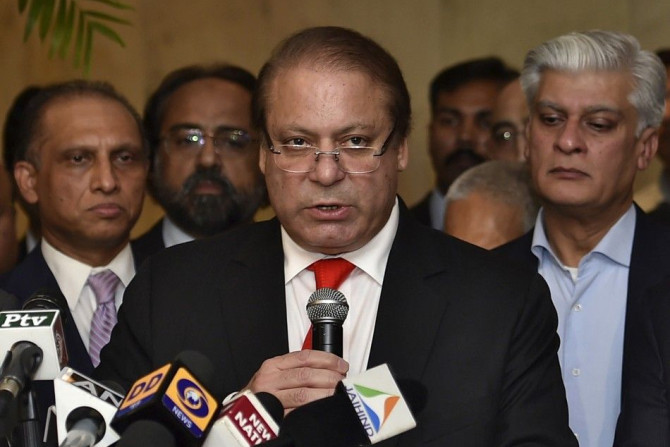 Pakistan&#039;s PM Sharif speaks with the media during a new conference in New Delhi