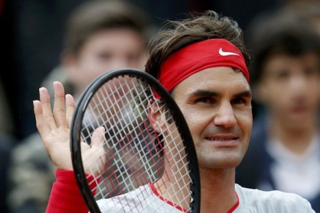 Roger Federer of Switzerland acknowledges spectators after winning his men's singles match against Diego Sebastian Schwartzman of Argentina at the French Open tennis tournament at the Roland Garros stadium in Paris May 28, 2014.    REUTERS/Jean-Paul