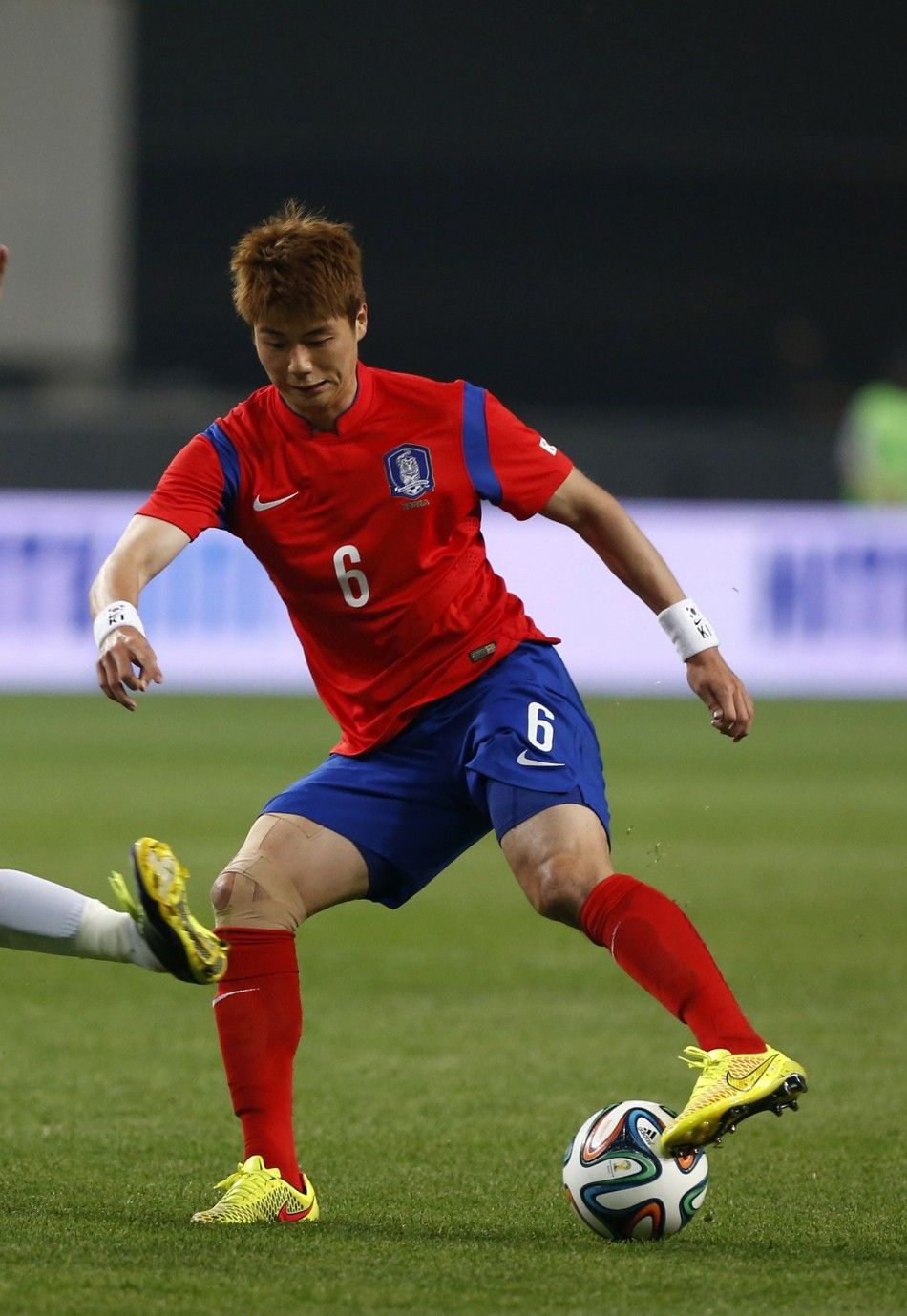 South Koreas Ki Sung-yueng controls the ball during a friendly soccer match against Tunisia at the Seoul World Cup stadium