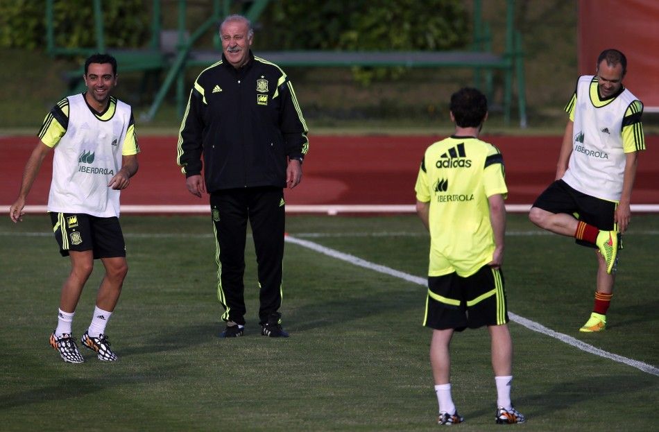 Spains national soccer team head coach Vicente del Bosque 2nd L smiles next to players Xavi L, Andres Iniesta R and Juan Mata 