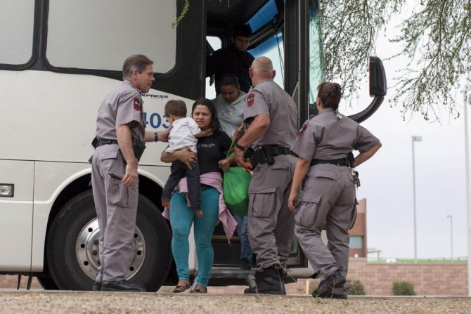 Migrants, consisting of mostly women and children, disembark from a U.S. Immigration and Customs Enforcement (ICE) bus at a Greyhound bus station in Phoenix, Arizona May 29, 2014. Local media reported that ICE had been releasing migrants who pose no secur