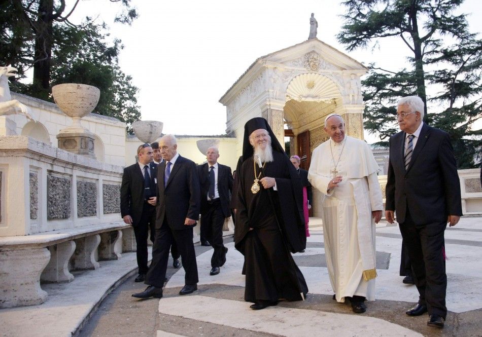 L-R Israeli President Shimon Peres, Orthodox Patriarch Bartholomew I, Pope Francis and Palestinian President Mahmoud Abbas leave after a prayer meeting at the Vatican June 8, 2014. REUTERSMax Rossi VATICAN - Tags RELIGION POLITICS