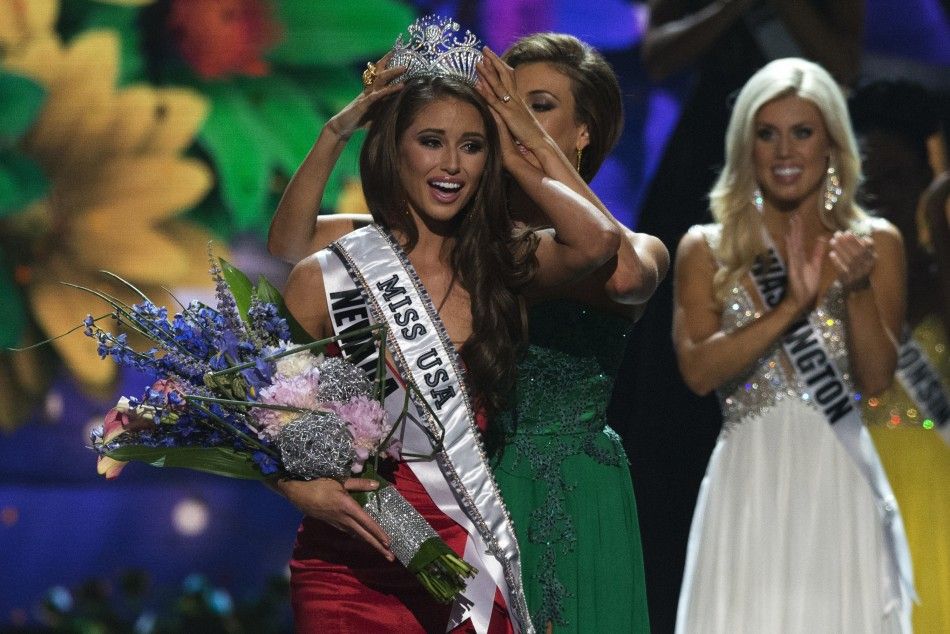 Miss Nevada Nia Sanchez is crowned by Miss USA 2013 Erin Brady after winning the 2014 Miss USA beauty pageant in Baton Rouge, Louisiana