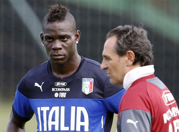 Italy&#039;s national soccer player Balotelli and his coach Prandelli look on during a training session ahead of the 2014 World Cup in Mangaratiba