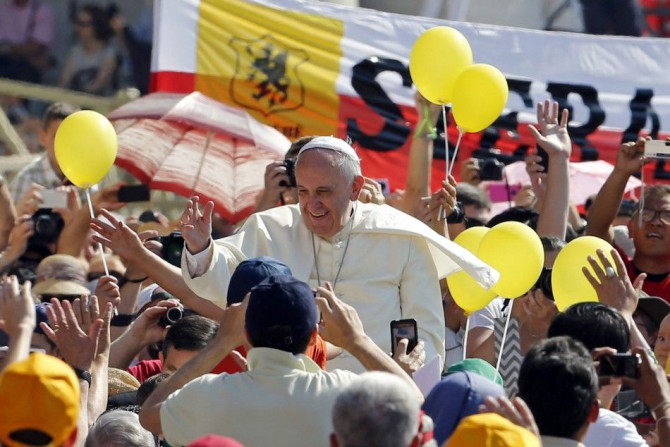 Pope Francis waves as he arrives to lead his weekly general audience at St. Peter's Square at the Vatican June 11, 2014. REUTERS/Giampiero Sposito (VATICAN - Tags: RELIGION)