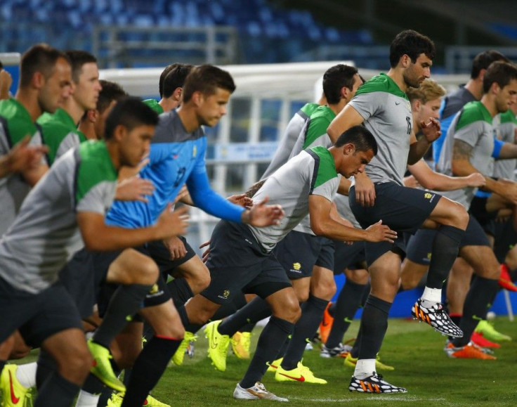 Australia&#039;s national soccer team players Tim Cahill (C) and captain Mile Jedinak (R) run with teammates during a training session in the Arena Pantanal stadium in Cuiaba, June 12, 2014. Australia will play its first match of the 2014 World Cup agains