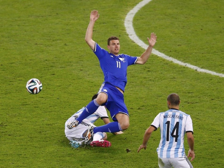 Bosnia&#039;s Dzeko is fouled by Argentina&#039;s Fernandez as Mascherano looks on during their 2014 World Cup Group F soccer match at the Maracana stadium in Rio de Janeiro