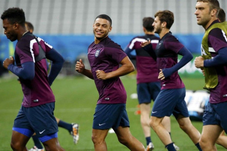 England&#039;s national soccer team player Alex Oxlade-Chamberlain (C) smiles as he and teammates attend their final practice one day before the match against Uruguay, in Sao Paulo June 18, 2014.