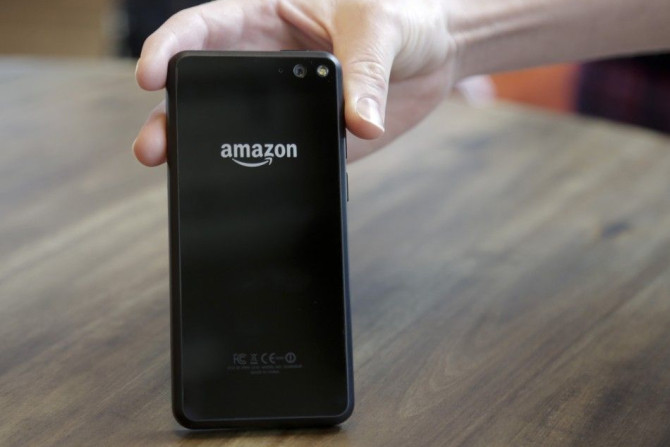 An Amazon representative shows off the company&#039;s new Fire smartphone at the company&#039;s campus in Seattle, Washington June 18, 2014. Amazon.com Inc&#039;s new cellphone seeks to offer shoppers instant gratification by recognizing thousands of prod