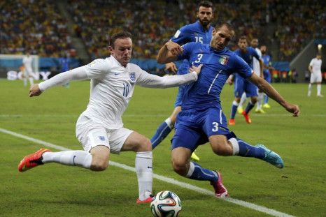 England&#039;s Wayne Rooney (L) and Italy&#039;s Giorgio Chiellini fight for the ball during their 2014 World Cup Group D soccer match at the Amazonia arena in Manaus June 14, 2014.