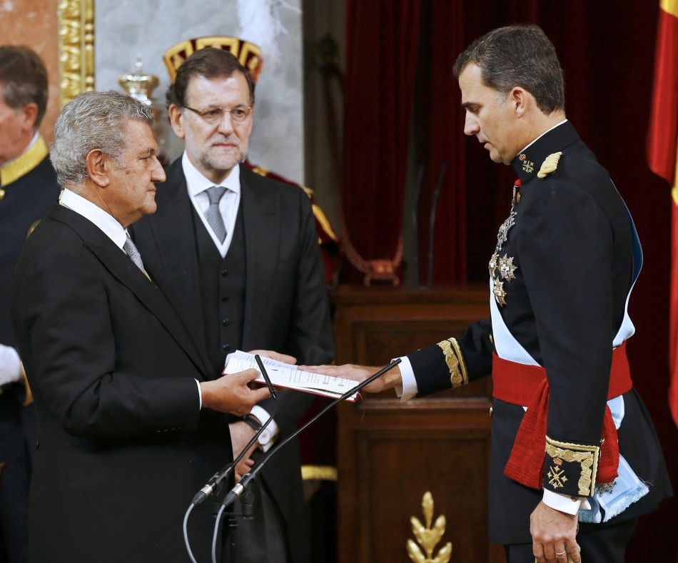 Spains new King Felipe VI R is sworn in by Parliament Chairman Jesus Posada L and Prime Minister Mariano Rajoy C