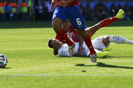 England&#039;s Barkley and Costa Rica&#039;s Gonzalez fall onto the pitch as Costa Rica&#039;s Duarte runs past with the ball during their 2014 World Cup Group D soccer match at the Mineirao stadium in Belo Horizonte