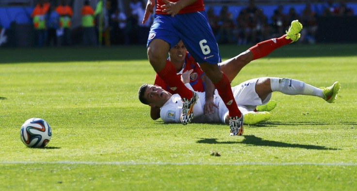 England&#039;s Barkley and Costa Rica&#039;s Gonzalez fall onto the pitch as Costa Rica&#039;s Duarte runs past with the ball during their 2014 World Cup Group D soccer match at the Mineirao stadium in Belo Horizonte
