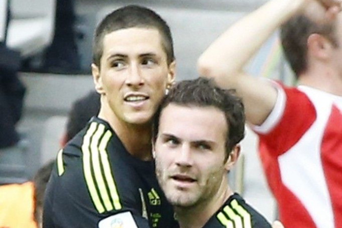 Spain's Fernando Torres (L) and Juan Mata