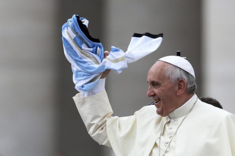 Pope Francis receives an Argentina soccer jersey during his Wednesday general audience in Saint Peter's square at the Vatican June 25, 2014.  REUTERS/Alessandro Bianchi (VATICAN - Tags: RELIGION)