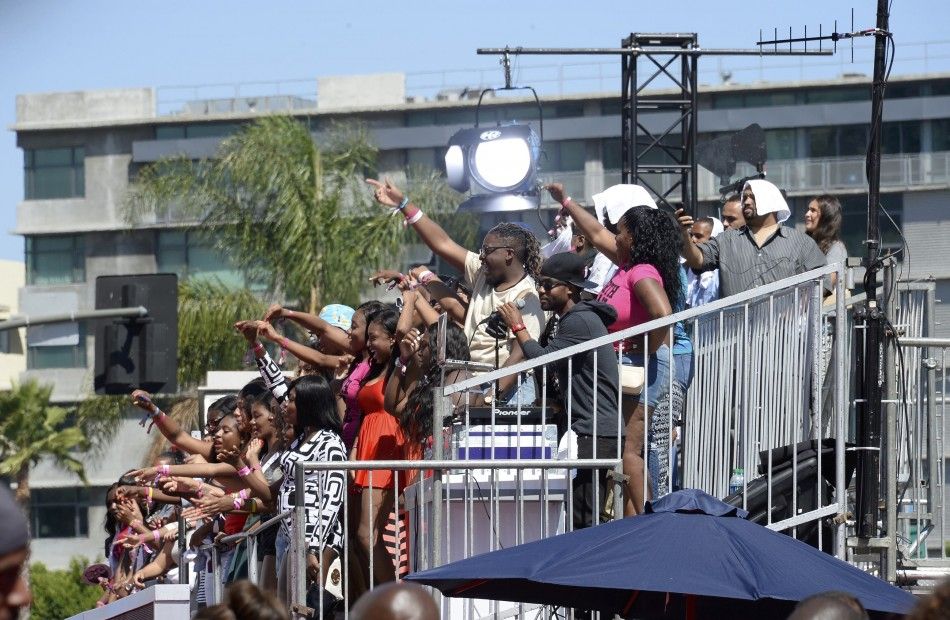 Fans react as guests arrive at the 2014 BET Awards in Los Angeles, California June 29, 2014.   REUTERSKevork Djansezian 