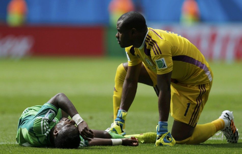 Nigerias Vincent Enyeama R checks on teammate Ogenyi Onazi 