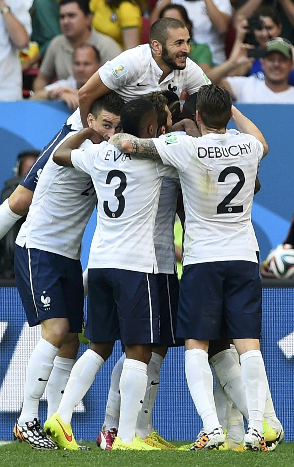 Frances Paul Pogba is surrounded by his teammates 